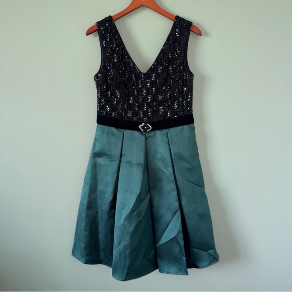 Ignite Evenings Dresses & Skirts - Ignite Evenings Black Sequin with Emerald Skirt Sleeveless Formal Short Dress 8